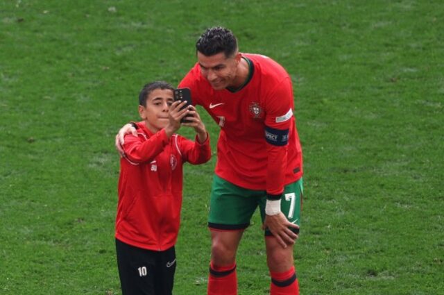 Cristiano Ronaldo posou para uma selfie com um jovem torcedor durante a vitória de Portugal sobre a Turquia