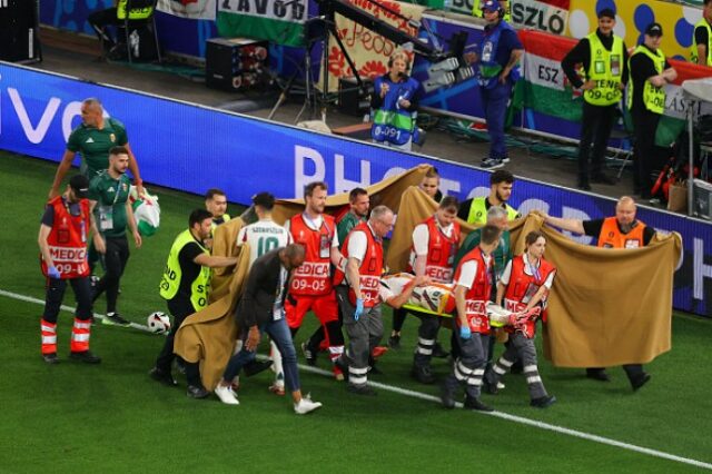 Barnabas Varga sendo retirado de campo durante a vitória da Hungria sobre a Escócia na Euro 2024