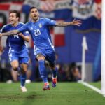 Jogadores italianos comemoram após gol aos 98 minutos