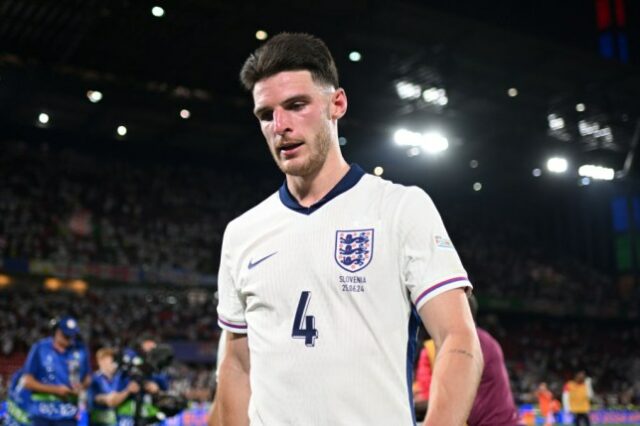 Declan Rice, retratado com uma camisa da Inglaterra, esteve no centro de outra exibição túrgida da Inglaterra 