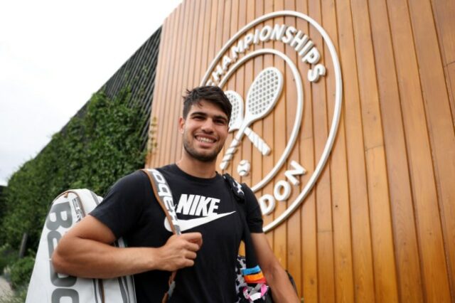 Carlos Alcaraz, da Espanha, caminha até as quadras para praticar em Wimbledon 2024