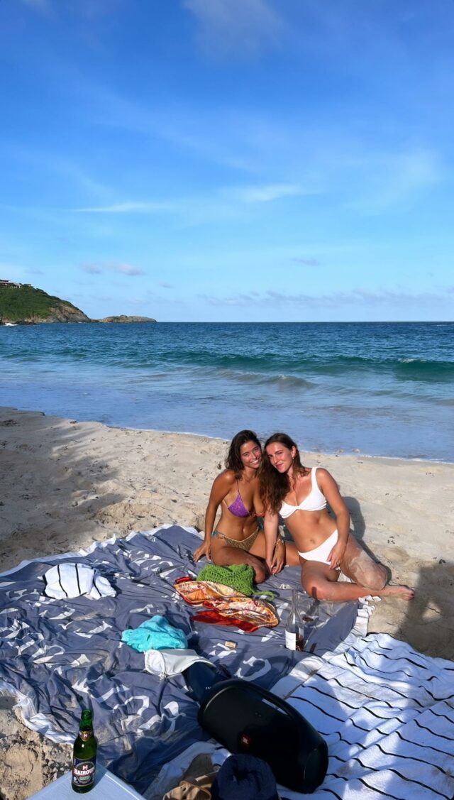 Lola Consuelos posa com uma amiga na praia.