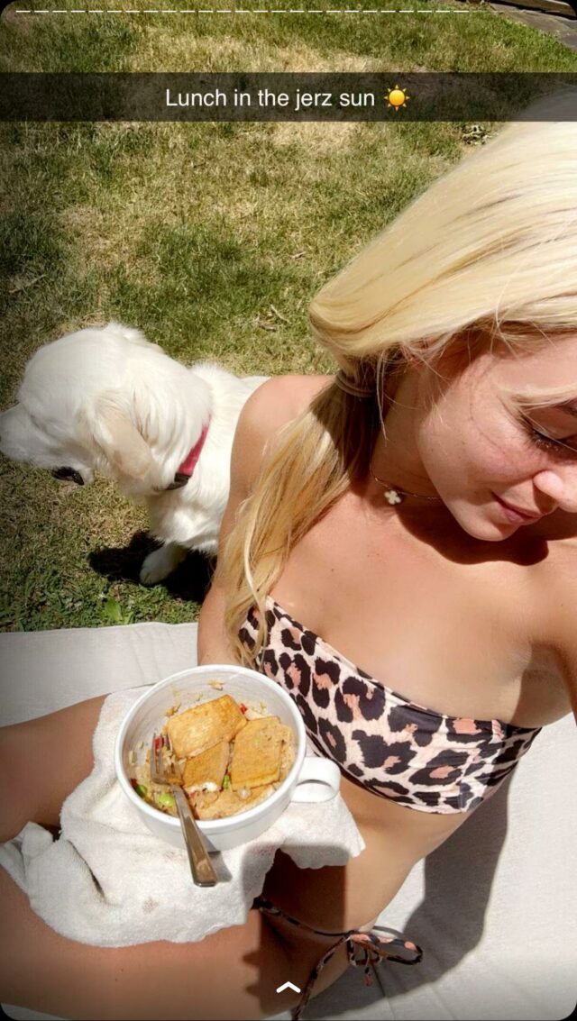 Olivia Dunne aproveita seu almoço ao ar livre.