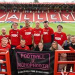 Jogadores do Charlton Invicta posam com faixa no Valley Stadium