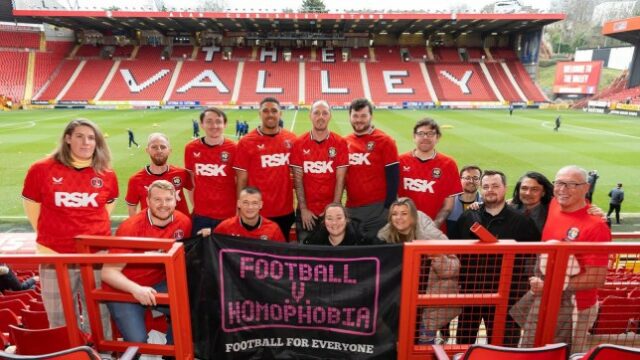 Jogadores do Charlton Invicta posam com faixa no Valley Stadium 