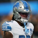 Jahmyr Gibbs, nº 26 do Detroit Lions, observa durante o aquecimento antes do jogo contra o Los Angeles Chargers no SoFi Stadium em 12 de novembro de 2023 em Inglewood, Califórnia.