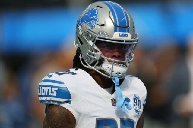 Jahmyr Gibbs, nº 26 do Detroit Lions, observa durante o aquecimento antes do jogo contra o Los Angeles Chargers no SoFi Stadium em 12 de novembro de 2023 em Inglewood, Califórnia.