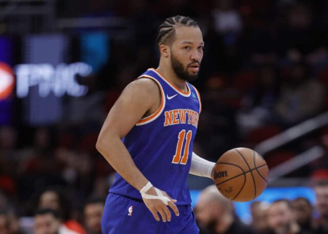 HOUSTON, TEXAS - 12 DE FEVEREIRO: Jalen Brunson # 11 do New York Knicks em ação contra o Houston Rockets no Toyota Center em 12 de fevereiro de 2024 em Houston, Texas.  NOTA AO USUÁRIO: O Usuário reconhece e concorda expressamente que, ao baixar e/ou usar esta fotografia, o Usuário está concordando com os termos e condições do Contrato de Licença da Getty Images.