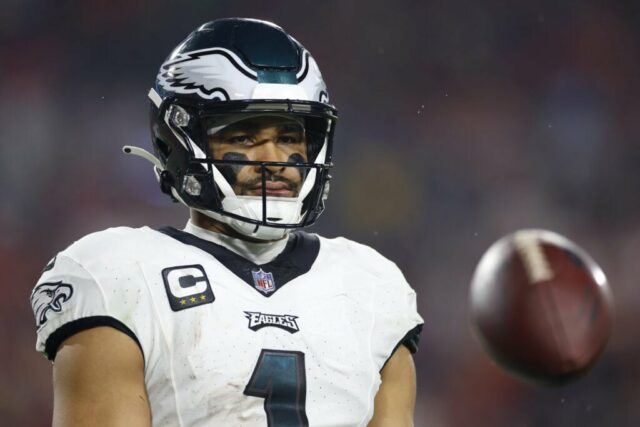 TAMPA, FLÓRIDA - 15 DE JANEIRO: Jalen Hurts # 1 do Philadelphia Eagles reage contra o Tampa Bay Buccaneers durante o segundo quarto nos playoffs do NFC Wild Card no Raymond James Stadium em 15 de janeiro de 2024 em Tampa, Flórida.