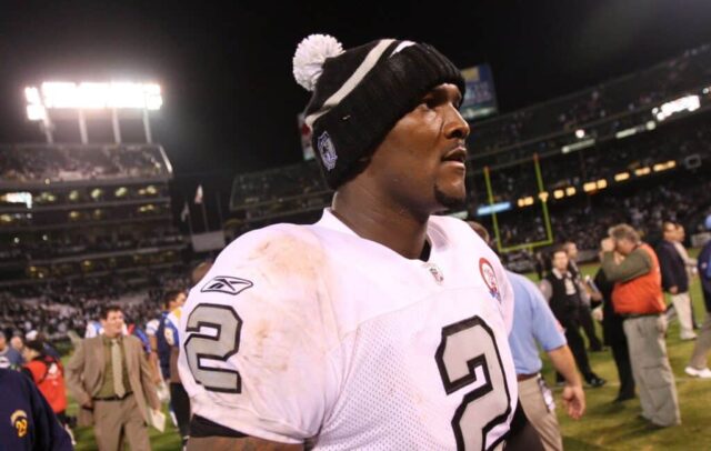 OAKLAND, CA - 14 DE SETEMBRO: JaMarcus Russell nº 2 do Oakland Raiders sai de campo depois que os Raiders perderam por 24-20 contra o San Diego Chargers contra o Oakland Raiders em 14 de setembro de 2009 no Oakland-Alameda County Coliseum em Oakland, Califórnia .  