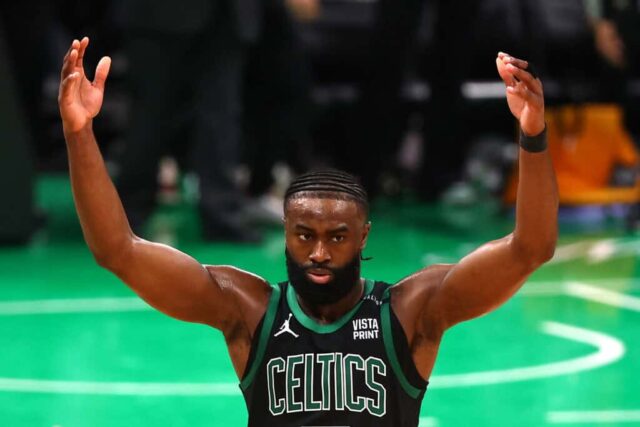 BOSTON, MASSACHUSETTS - 09 DE JUNHO: Jaylen Brown nº 7 do Boston Celtics comemora durante o minuto final do segundo jogo das finais da NBA de 2024 contra o Dallas Mavericks no TD Garden em 09 de junho de 2024 em Boston, Massachusetts.  NOTA AO USUÁRIO: O Usuário reconhece e concorda expressamente que, ao baixar e/ou usar esta fotografia, o Usuário está concordando com os termos e condições do Contrato de Licença da Getty Images.