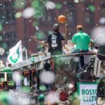 BOSTON, MASSACHUSETTS - 21 DE JUNHO: Jaylen Brown # 7 do Boston Celtics durante o Boston Celtics Victory Parade após sua vitória nas finais da NBA de 2024 no TD Garden em 21 de junho de 2024 em Boston, Massachusetts.