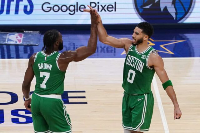 INDIANÁPOLIS, INDIAN - 27 DE MAIO: (LR) Jaylen Brown # 7 do Boston Celtics e Jayson Tatum # 0 do Boston Celtics high five durante o segundo quarto no Jogo Quatro das Finais da Conferência Leste em Gainbridge Fieldhouse em 27 de maio de 2024 em Indianápolis, Indiana.  NOTA AO USUÁRIO: O Usuário reconhece e concorda expressamente que, ao baixar e/ou usar esta fotografia, o Usuário está concordando com os termos e condições do Contrato de Licença da Getty Images. 