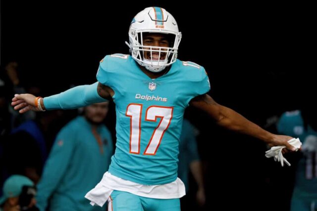 Jaylen Waddle #17 do Miami Dolphins entra em campo antes de um jogo contra o New York Jets no Hard Rock Stadium em 8 de janeiro de 2023 em Miami Gardens, Flórida.