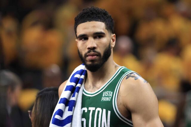 INDIANÁPOLIS, INDIAN - 25 DE MAIO: Jayson Tatum # 0 do Boston Celtics observa depois de derrotar o Indiana Pacers no terceiro jogo das finais da Conferência Leste em Gainbridge Fieldhouse em 25 de maio de 2024 em Indianápolis, Indiana.  NOTA AO USUÁRIO: O Usuário reconhece e concorda expressamente que, ao baixar e/ou usar esta fotografia, o Usuário está concordando com os termos e condições do Contrato de Licença da Getty Images.