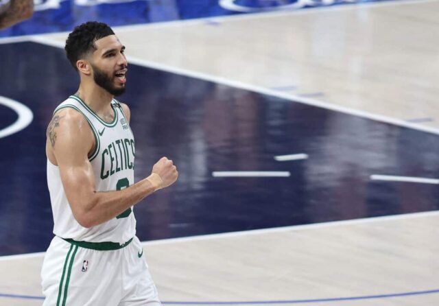 DALLAS, TEXAS - 12 DE JUNHO: Jayson Tatum nº 0 do Boston Celtics comemora depois de vencer o Dallas Mavericks por 106-99 no terceiro jogo das finais da NBA de 2024 no American Airlines Center em 12 de junho de 2024 em Dallas, Texas.  NOTA AO USUÁRIO: O usuário reconhece e concorda expressamente que, ao baixar e/ou usar esta fotografia, o usuário concorda com os termos e condições do Contrato de Licença da Getty Images