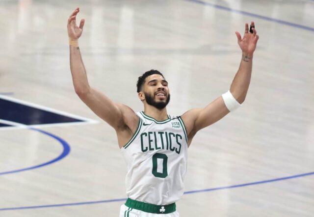 DALLAS, TEXAS - 12 DE JUNHO: Jayson Tatum nº 0 do Boston Celtics reage após errar um chute no segundo quarto contra o Dallas Mavericks no terceiro jogo das finais da NBA de 2024 no American Airlines Center em 12 de junho de 2024 em Dallas, Texas.  NOTA AO USUÁRIO: O Usuário reconhece e concorda expressamente que, ao baixar e/ou usar esta fotografia, o Usuário está concordando com os termos e condições do Contrato de Licença da Getty Images.