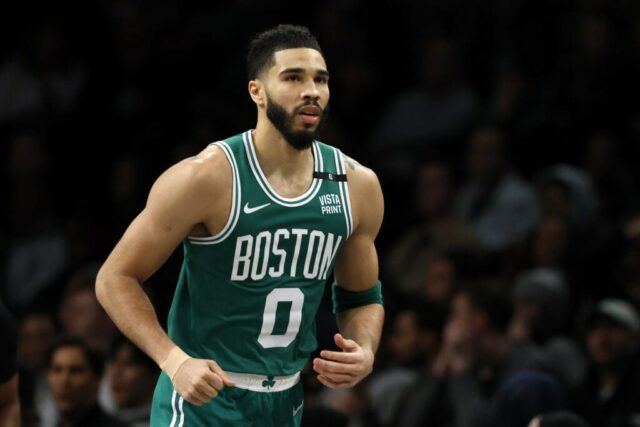 NOVA IORQUE, NOVA IORQUE - 13 DE FEVEREIRO: Jayson Tatum # 0 do Boston Celtics corre durante o segundo tempo contra o Brooklyn Nets no Barclays Center em 13 de fevereiro de 2024 no bairro do Brooklyn, na cidade de Nova York.  Os Celtics venceram por 118-110.  NOTA AO USUÁRIO: O Usuário reconhece e concorda expressamente que, ao baixar e/ou usar esta fotografia, o Usuário está concordando com os termos e condições do Contrato de Licença da Getty Images.