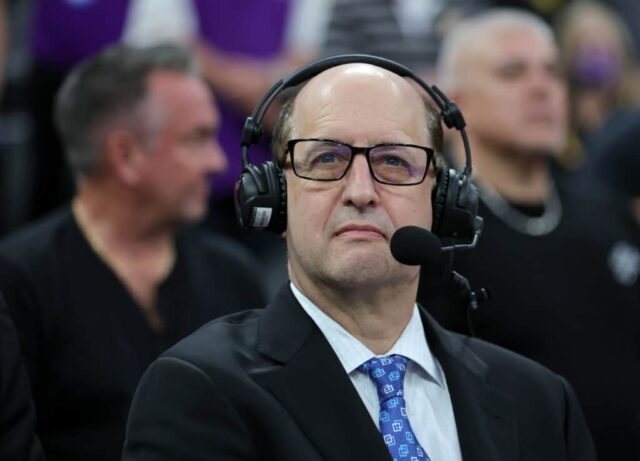 O comentarista colorido da ESPN NBA, Jeff Van Gundy, defende o hino nacional americano antes de convocar um jogo de pré-temporada entre o Minnesota Timberwolves e o Los Angeles Lakers na T-Mobile Arena em 6 de outubro de 2022 em Las Vegas, Nevada.  Os Timberwolves derrotaram o Lakers por 114-99.  NOTA AO USUÁRIO: O Usuário reconhece e concorda expressamente que, ao baixar e/ou usar esta fotografia, o Usuário está concordando com os termos e condições do Contrato de Licença da Getty Images.