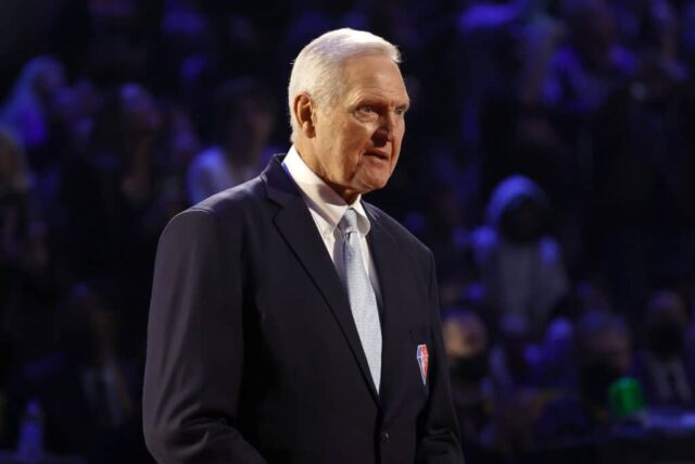 Jerry West reage após ser apresentado como parte da equipe do 75º aniversário da NBA durante o 2022 NBA All-Star Game no Rocket Mortgage Fieldhouse em 20 de fevereiro de 2022 em Cleveland, Ohio.  NOTA AO USUÁRIO: O Usuário reconhece e concorda expressamente que, ao baixar e/ou usar esta fotografia, o Usuário está concordando com os termos e condições do Contrato de Licença da Getty Images.