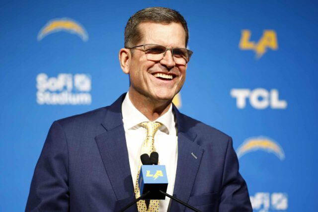 INGLEWOOD, CALIFÓRNIA - 01 DE FEVEREIRO: O recém-nomeado técnico Jim Harbaugh, do Los Angeles Chargers, fala à mídia durante uma coletiva de imprensa no YouTube Theatre em 1 de fevereiro de 2024 em Inglewood, Califórnia.