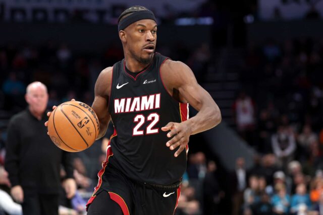 CHARLOTTE, CAROLINA DO NORTE - 11 DE DEZEMBRO: Jimmy Butler # 22 do Miami Heat vai para a cesta durante a segunda metade do jogo contra o Charlotte Hornets no Spectrum Center em 11 de dezembro de 2023 em Charlotte, Carolina do Norte.  NOTA AO USUÁRIO: O Usuário reconhece e concorda expressamente que, ao baixar e/ou usar esta fotografia, o Usuário está concordando com os termos e condições do Contrato de Licença da Getty Images.