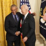 Barack Obama e Joe Biden apertando as mãos