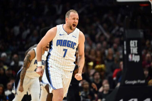 CLEVELAND, OHIO - 30 DE ABRIL: Joe Ingles # 7 do Orlando Magic comemora depois de marcar durante o quarto quarto do jogo cinco dos Playoffs da Primeira Rodada da Conferência Leste contra o Cleveland Cavaliers no Rocket Mortgage Fieldhouse em 30 de abril de 2024 em Cleveland, Ohio.  Os Cavaliers derrotaram o Magic por 104-103.  NOTA AO USUÁRIO: O Usuário reconhece e concorda expressamente que, ao baixar e/ou usar esta fotografia, o Usuário está concordando com os termos e condições do Contrato de Licença da Getty Images.