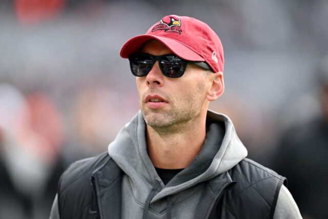 CHICAGO, ILLINOIS - 24 DE DEZEMBRO: O técnico Jonathan Gannon do Arizona Cardinals observa antes do jogo contra o Chicago Bears no Soldier Field em 24 de dezembro de 2023 em Chicago, Illinois.