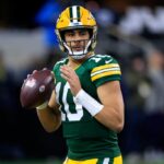 ARLINGTON, TEXAS - 14 DE JANEIRO: Jordan Love nº 10 do Green Bay Packers participa de aquecimentos antes dos playoffs do NFC Wild Card contra o Dallas Cowboys no AT&T Stadium em 14 de janeiro de 2024 em Arlington, Texas