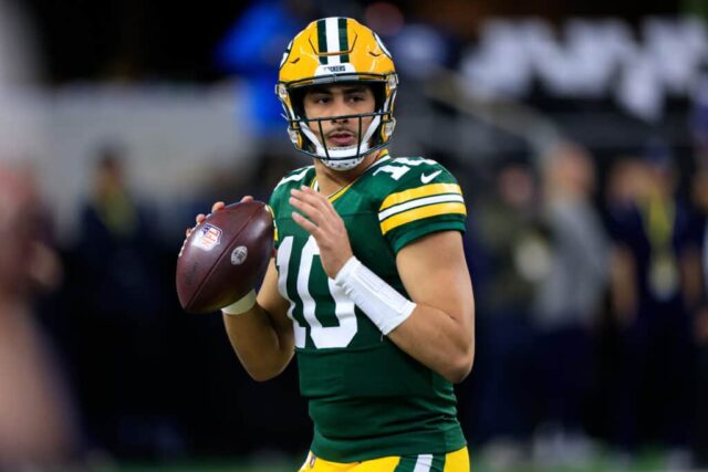 ARLINGTON, TEXAS - 14 DE JANEIRO: Jordan Love nº 10 do Green Bay Packers participa de aquecimentos antes dos playoffs do NFC Wild Card contra o Dallas Cowboys no AT&T Stadium em 14 de janeiro de 2024 em Arlington, Texas