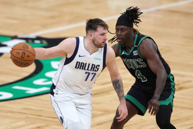 BOSTON, MASSACHUSETTS - 09 DE JUNHO: Luka Doncic nº 77 do Dallas Mavericks dribla a bola contra Jrue Holiday nº 4 do Boston Celtics durante o terceiro quarto do segundo jogo das finais da NBA de 2024 no TD Garden em 09 de junho de 2024 em Boston, Massachusetts.  NOTA AO USUÁRIO: O Usuário reconhece e concorda expressamente que, ao baixar e/ou usar esta fotografia, o Usuário está concordando com os termos e condições do Contrato de Licença da Getty Images.