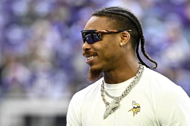 Justin Jefferson nº 18 do Minnesota Vikings em campo antes do jogo contra o New Orleans Saints no US Bank Stadium em 12 de novembro de 2023 em Minneapolis, Minnesota.