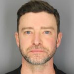 Justin Timberlake está com os olhos vidrados em sua foto depois de ser preso por dirigir embriagado (DWI) em Sag Harbor, NY.
