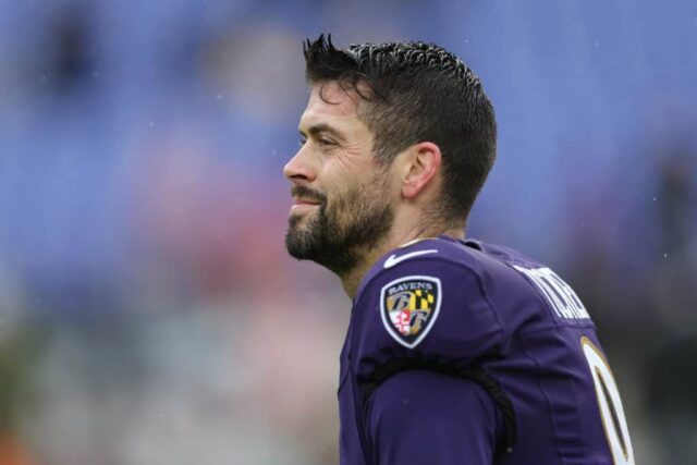 BALTIMORE, MARYLAND - 10 DE DEZEMBRO: Justin Tucker nº 9 do Baltimore Ravens observa antes do jogo contra o Los Angeles Rams no M&T Bank Stadium em 10 de dezembro de 2023 em Baltimore, Maryland.