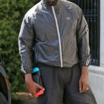 Kanye West com jaqueta preta