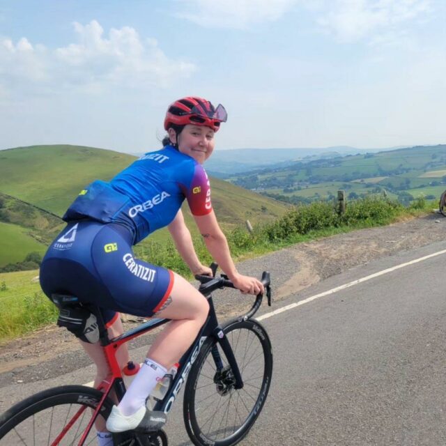 Katie Archibald andando de bicicleta