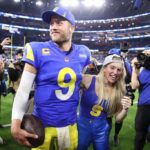 INGLEWOOD, CALIFÓRNIA - 30 DE JANEIRO: Matthew Stafford # 9 do Los Angeles Rams e sua esposa Kelly Hall reagem após derrotar o San Francisco 49ers no NFC Championship Game no SoFi Stadium em 30 de janeiro de 2022 em Inglewood, Califórnia.  Os Rams derrotaram os 49ers por 20-17