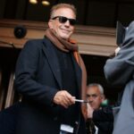 O astro de Hollywood Kevin Costner no Blythswood Hotel, em Glasgow, e quase atropelado por um ônibus enquanto estava em Glasgow.  21.08.2023.