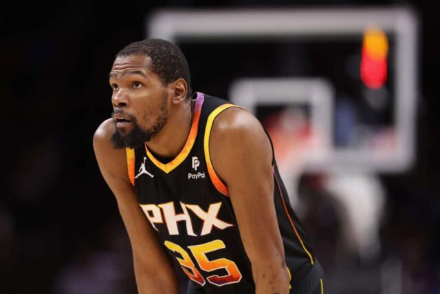 PHOENIX, ARIZONA - 26 DE ABRIL: Kevin Durant #35 do Phoenix Suns durante a segunda metade do terceiro jogo dos Playoffs da Primeira Rodada da Conferência Oeste no Footprint Center em 26 de abril de 2024 em Phoenix, Arizona.  Os Timberwolves derrotaram os Suns por 126-109.  ˆNOTA AO USUÁRIO: O usuário reconhece e concorda expressamente que, ao baixar e/ou usar esta fotografia, o usuário concorda com os termos e condições do Contrato de Licença da Getty Images.  NOTA AO USUÁRIO: O Usuário reconhece e concorda expressamente que, ao baixar e/ou usar esta fotografia, o Usuário está concordando com os termos e condições do Contrato de Licença da Getty Images.