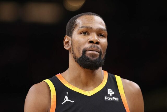 PHOENIX, ARIZONA - 16 DE JANEIRO: Kevin Durant # 35 do Phoenix Suns durante a primeira metade do jogo da NBA no Footprint Center em 16 de janeiro de 2024 em Phoenix, Arizona.  NOTA AO USUÁRIO: O Usuário reconhece e concorda expressamente que, ao baixar e/ou usar esta fotografia, o Usuário está concordando com os termos e condições do Contrato de Licença da Getty Images.