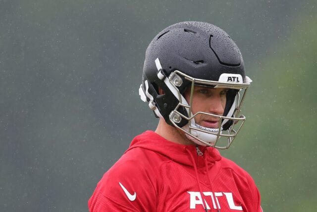 FLOWERY BRANCH, GEÓRGIA - 14 DE MAIO: O quarterback Kirk Cousins ​​# 18 do Atlanta Falcons observa durante os treinos fora de temporada da OTA no centro de treinamento do Atlanta Falcons em 14 de maio de 2024 em Flowery Branch, Geórgia.