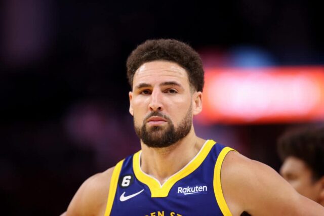 Klay Thompson, nº 11 do Golden State Warriors, está na quadra durante o jogo contra o Portland Trail Blazers no Chase Center em 28 de fevereiro de 2023 em San Francisco, Califórnia.  NOTA AO USUÁRIO: O Usuário reconhece e concorda expressamente que, ao baixar e/ou usar esta fotografia, o Usuário está concordando com os termos e condições do Contrato de Licença da Getty Images.