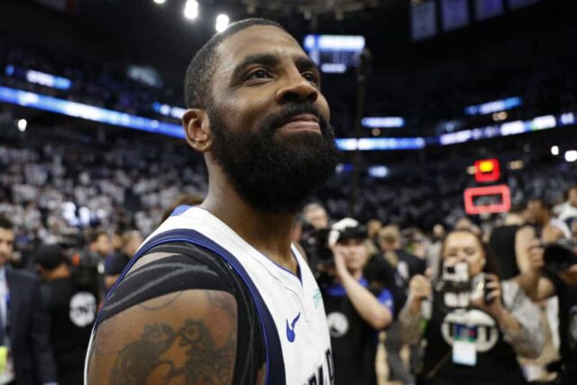 MINNEAPOLIS, MINNESOTA - 30 DE MAIO: Kyrie Irving nº 11 do Dallas Mavericks comemora após uma vitória por 124-103 contra o Minnesota Timberwolves no jogo cinco das finais da Conferência Oeste no Target Center em 30 de maio de 2024 em Minneapolis, Minnesota.  NOTA AO USUÁRIO: O Usuário reconhece e concorda expressamente que, ao baixar e/ou usar esta fotografia, o Usuário está concordando com os termos e condições do Contrato de Licença da Getty Images.