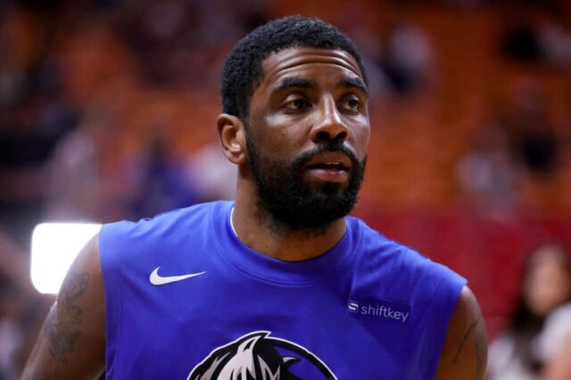 Kyrie Irving nº 2 do Dallas Mavericks se aquece antes de um jogo contra o Miami Heat na Miami-Dade Arena em 01 de abril de 2023 em Miami, Flórida.  NOTA AO USUÁRIO: O Usuário reconhece e concorda expressamente que, ao baixar e/ou usar esta fotografia, o Usuário está concordando com os termos e condições do Contrato de Licença da Getty Images.