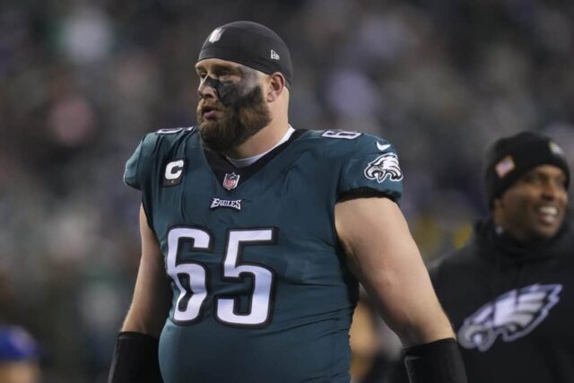 Lane Johnson # 65 do Philadelphia Eagles caminha até o vestiário contra o New York Giants durante o jogo NFC Divisional Playoff no Lincoln Financial Field em 21 de janeiro de 2023 na Filadélfia, Pensilvânia.