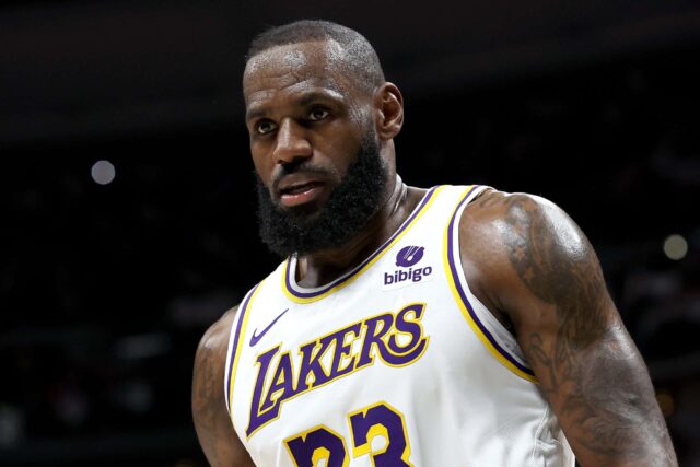 DENVER, COLORADO - 20 DE ABRIL: LeBron James # 23 do Los Angeles Lakers deixa a quadra após sua derrota para o Denver Nuggets durante o primeiro jogo dos Playoffs da Primeira Rodada da Conferência Oeste na Ball Arena em 20 de abril de 2024 em Denver, Colorado.  NOTA AO USUÁRIO: O Usuário reconhece e concorda expressamente que, ao baixar e/ou usar esta fotografia, o Usuário está concordando com os termos e condições do Contrato de Licença da Getty Images.