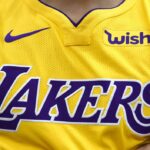 EL SEGUNDO, CA - 25 DE SETEMBRO: A nova camisa do Los Angeles Lakers Nike com o logotipo do patrocinador