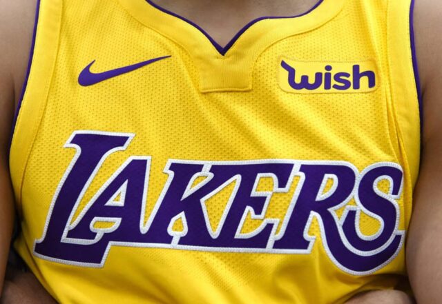 EL SEGUNDO, CA - 25 DE SETEMBRO: A nova camisa do Los Angeles Lakers Nike com o logotipo do patrocinador 