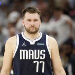 MINNEAPOLIS, MINNESOTA - 22 DE MAIO: Luka Doncic # 77 do Dallas Mavericks observa durante o segundo quarto contra o Minnesota Timberwolves no primeiro jogo das finais da Conferência Oeste no Target Center em 22 de maio de 2024 em Minneapolis, Minnesota.  NOTA AO USUÁRIO: O Usuário reconhece e concorda expressamente que, ao baixar e/ou usar esta fotografia, o Usuário está concordando com os termos e condições do Contrato de Licença da Getty Images.